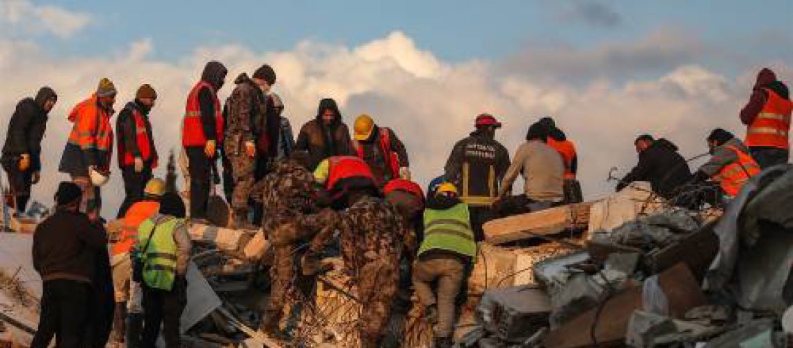 2023-02-10 18:33:01 epa10459502 Rescue team members carry a body from a collapsed building after a powerful earthquake in Hatay, Turkey, 10 February 2023. Over 22,000 people were killed and thousands more were injured after two major earthquakes struck southern Turkey and northern Syria on 06 February. Authorities fear the death toll will keep climbing as rescuers look for survivors across the region.  EPA/ERDEM SAHIN