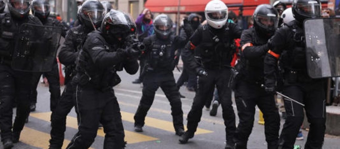 24 MAART 2023 -FOTO AGENTEN GEWOND BIJ PROTESTEN FRANKRIJK