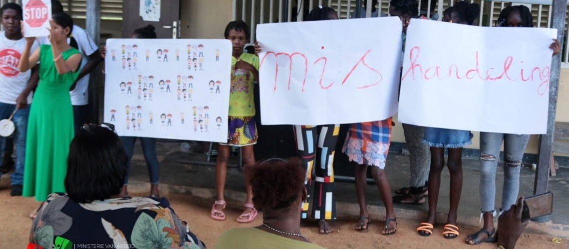 Foto Kinderen van Moengo pleiten voor bescherming tegen kindermishandeling in het kader van het project “Kinderrechten” van het ministerie van AWJ.