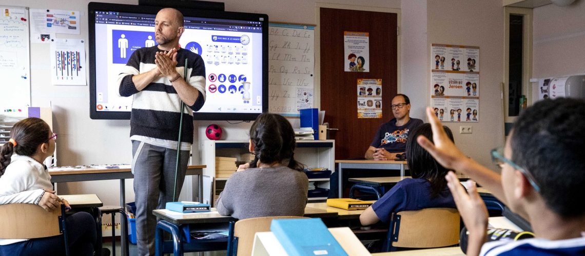 een-leerkracht-op-een-basisschool-in-den-haag-laat-in-juni-2020